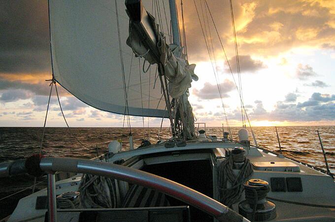 Jahta Nirvana saulrietā jūrā