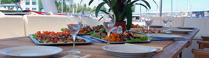 Uzkodas uz katamarāna klāja