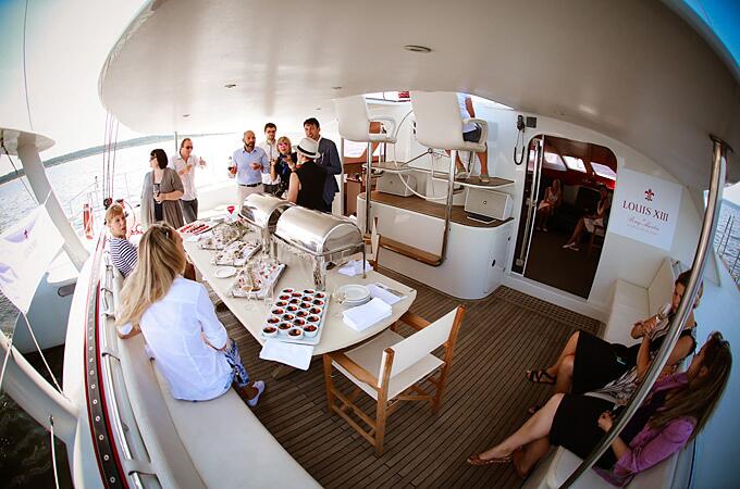 Remy Martin Louis XIII reprezentācija uz Wild Cat 65