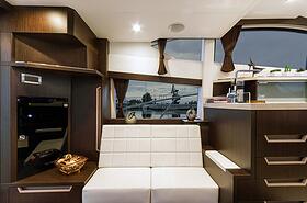 Motorjahtas Fly 42 salons